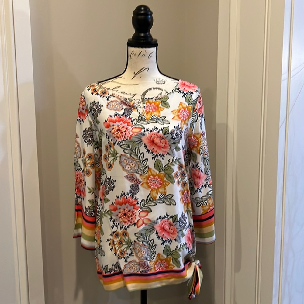 NWOT Ladies Suzanne Betro Floral Blouse/Top Size Medium!!